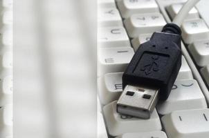 entrada usb negra en el teclado de computadora clásico blanco con diseño en inglés y ruso con campo de espacio de copia foto