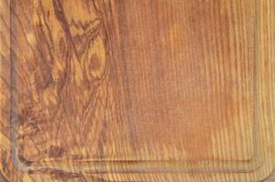 textura detallada de la tabla de cortar de madera con muchas cicatrices del hacha y el cuchillo foto