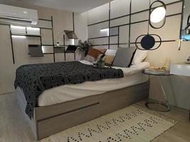 decoración de diseño de dormitorio pequeño simple tono oscuro foto