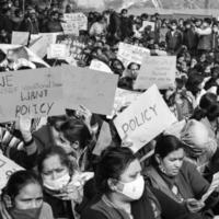 delhi, india 25 de diciembre de 2021 - profesores invitados contractuales de delhi con carteles, banderas y graffitis protestando contra el gobierno de aap de delhi por hacer políticas, profesor de delhi protestando en blanco y negro foto