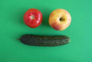 tomate, manzana y pepino foto