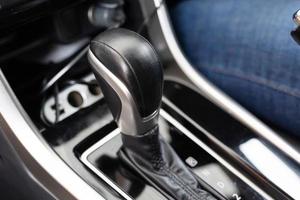 The driver changes gears with the automatic gear lever. photo