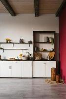 cocina de madera de estilo escandinavo. acogedor interior de una casa o apartamento foto