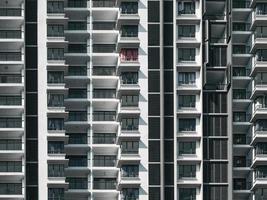 vista cercana del moderno edificio de apartamentos de gran altura en kuala lumpur, malasia foto