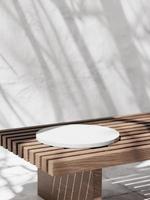 Podio de exhibición de granito 3d en un banco de madera contra una pared de hormigón blanco. Representación 3D de presentación realista para publicidad de productos. ilustración de interiores.