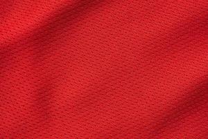 textura de camiseta de fútbol de tela de ropa deportiva roja de cerca foto