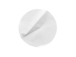 etiqueta adhesiva de papel redonda blanca en blanco aislada en fondo blanco con trazado de recorte foto