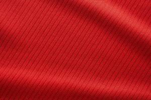 textura de camiseta de fútbol de tela de ropa deportiva roja de cerca foto