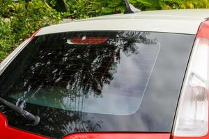 vista trasera de la ventana del coche rojo para la maqueta de la pegatina foto