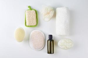 accesorios de baño: champú, esponja vegetal, toalla, sal de baño y cepillo para el cuerpo foto
