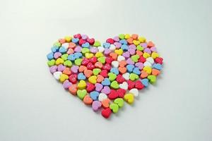 muchos de los pequeños corazones de colores brillantes en un gran corazón para el día de san valentín. foto