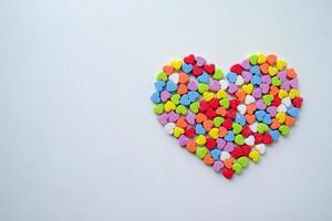 muchos de los pequeños corazones de colores brillantes en un gran corazón para el día de san valentín. foto