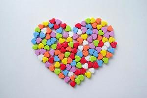 muchos de los pequeños corazones de colores brillantes en un gran corazón para el día de san valentín. foto