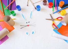 paso 2. diy conejo de papel de un rollo de papel higiénico. artesanía fácil para niños sobre fondo blanco, idea simple de bricolaje del tubo del inodoro, concepto de reciclaje. foto