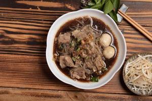 fideos de cerdo estofados con verduras y bolas de cerdo con sopa comida tailandesa foto