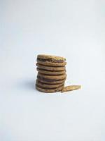 galletas de sándwich, rellenas de chocolate, aisladas de fondo blanco foto