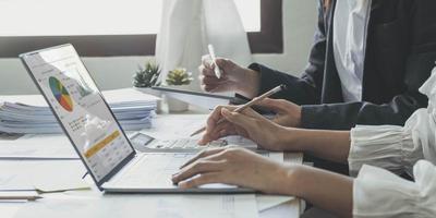 primer plano de manos usando tableta digital, reunión de dos colegas de negocios para discutir el nuevo plan de estrategia de negocios del proyecto en una mesa de madera en la oficina. reunión informativa, lluvia de ideas, consultoría. foto