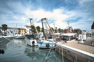 barcos amarrados cerca del canal en el puerto de rimini. foto