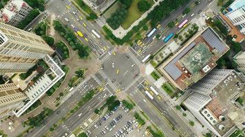 imágenes aéreas de 4k de vista superior por drones de edificios en la ciudad de taipei, taiwán. video