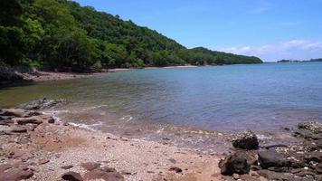 la côte rose avec plage de mer à chanthaburi, thaïlande video