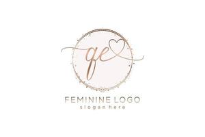 logotipo de escritura a mano qe inicial con plantilla de círculo logotipo vectorial de boda inicial, moda, floral y botánica con plantilla creativa. vector