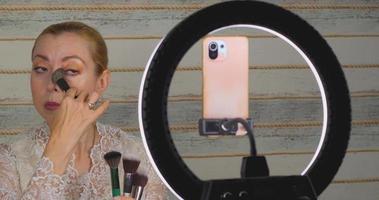 un' bellezza blogger conduce un' vivere maestro classe. trucco video