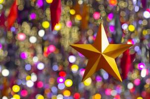 coloridos adornos de estrellas colgando para decorar para las vacaciones de navidad. foto