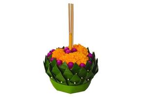 krathong de hoja de plátano que tiene 3 varitas de incienso y velas decoradas con flores para la luna llena de tailandia o el festival loy krathong aislado sobre fondo blanco. foto