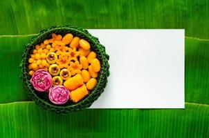 postres de boda tailandeses en plato de hojas de plátano o krathong en papel blanco en blanco y fondo de hoja de plátano. foto