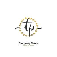 tp escritura a mano inicial y diseño de logotipo de firma con círculo. hermoso diseño de logotipo escrito a mano para moda, equipo, boda, logotipo de lujo. vector