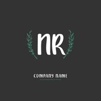 nr escritura a mano inicial y diseño de logotipo de firma con círculo. hermoso diseño de logotipo escrito a mano para moda, equipo, boda, logotipo de lujo. vector