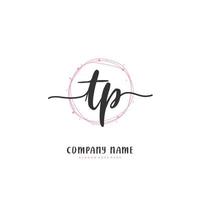 tp escritura a mano inicial y diseño de logotipo de firma con círculo. hermoso diseño de logotipo escrito a mano para moda, equipo, boda, logotipo de lujo. vector