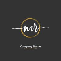 mr letra inicial y diseño de logotipo de firma con círculo. hermoso diseño de logotipo escrito a mano para moda, equipo, boda, logotipo de lujo. vector