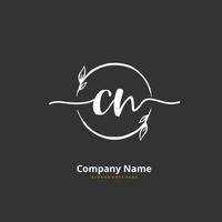 cn escritura a mano inicial y diseño de logotipo de firma con círculo. hermoso diseño de logotipo escrito a mano para moda, equipo, boda, logotipo de lujo. vector