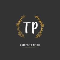 tp escritura a mano inicial y diseño de logotipo de firma con círculo. hermoso diseño de logotipo escrito a mano para moda, equipo, boda, logotipo de lujo. vector