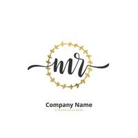mr letra inicial y diseño de logotipo de firma con círculo. hermoso diseño de logotipo escrito a mano para moda, equipo, boda, logotipo de lujo. vector