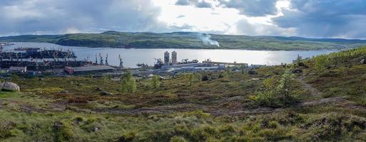 paisaje industrial a orillas de la bahía de kola. foto