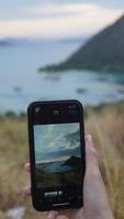 tomando fotos en labuhan bajo con smartphone