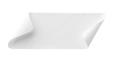 etiqueta adhesiva de papel blanco en blanco aislada sobre fondo blanco foto