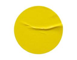Etiqueta adhesiva de papel redondo amarillo aislado sobre fondo blanco. foto