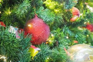 árbol de navidad decorado con bola roja fondo de vacaciones de año nuevo foto