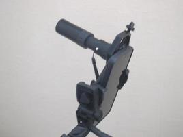 accesorio entre el telescopio monocular y el teléfono inteligente en un trípode foto