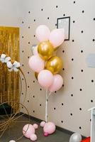 globos rosas y dorados en el diseño de la zona de fotos de cumpleaños de los niños