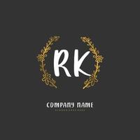 rk escritura inicial a mano y diseño de logotipo de firma con círculo. hermoso diseño de logotipo escrito a mano para moda, equipo, boda, logotipo de lujo. vector