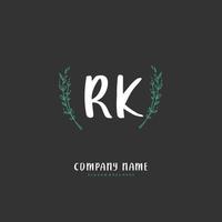 rk escritura inicial a mano y diseño de logotipo de firma con círculo. hermoso diseño de logotipo escrito a mano para moda, equipo, boda, logotipo de lujo. vector