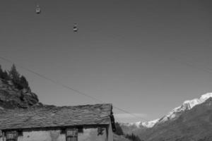 senderismo en los alpes suizos foto