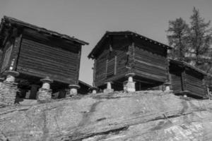 senderismo en los alpes suizos foto