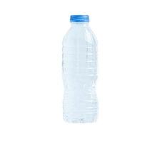 botella de agua de plástico aislada sobre fondo blanco con trazado de recorte, mineral, concepto saludable. foto