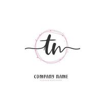 tn escritura a mano inicial y diseño de logotipo de firma con círculo. hermoso diseño de logotipo escrito a mano para moda, equipo, boda, logotipo de lujo. vector