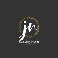 jn escritura a mano inicial y diseño de logotipo de firma con círculo. hermoso diseño de logotipo escrito a mano para moda, equipo, boda, logotipo de lujo. vector